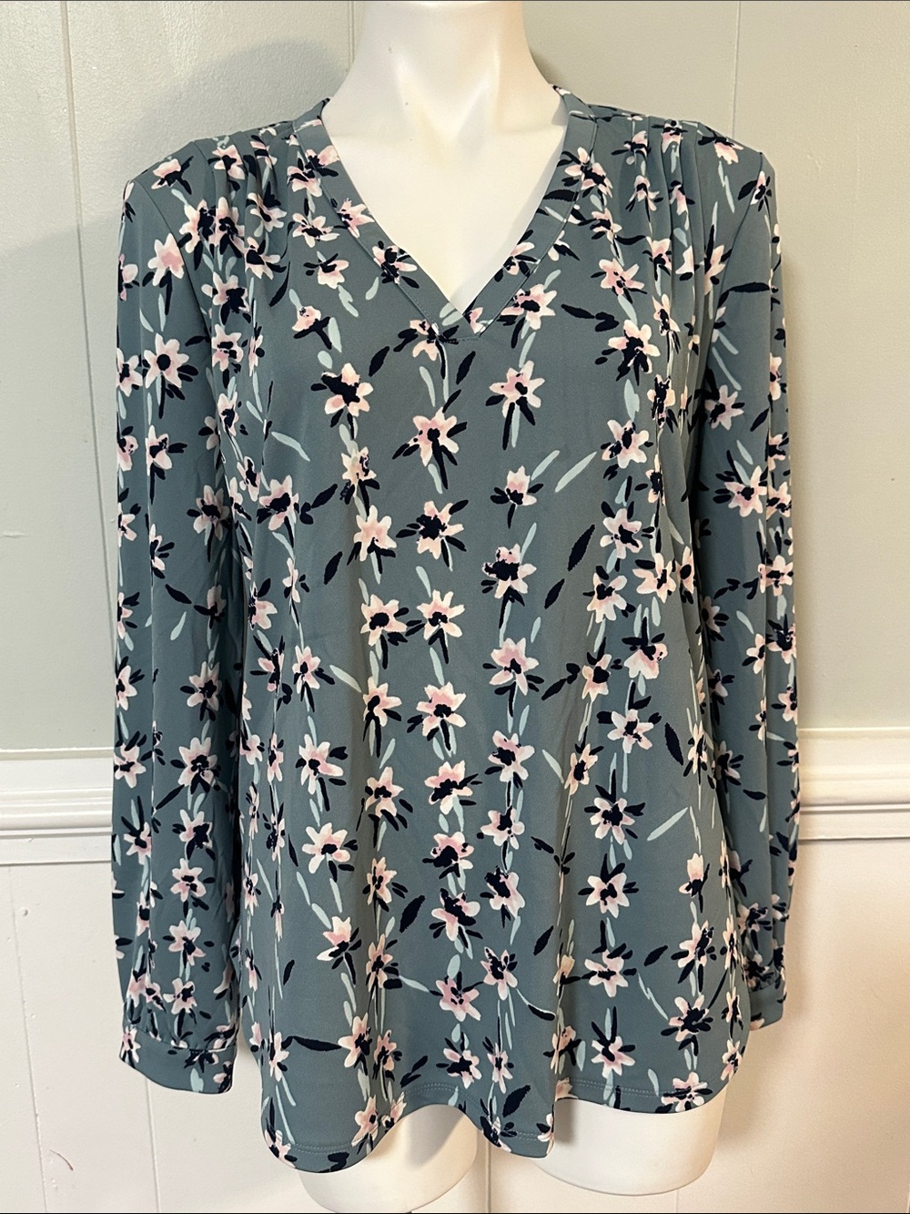 Ann Taylor Dusty Green Floral V-Neck Long Sleeve Blouse